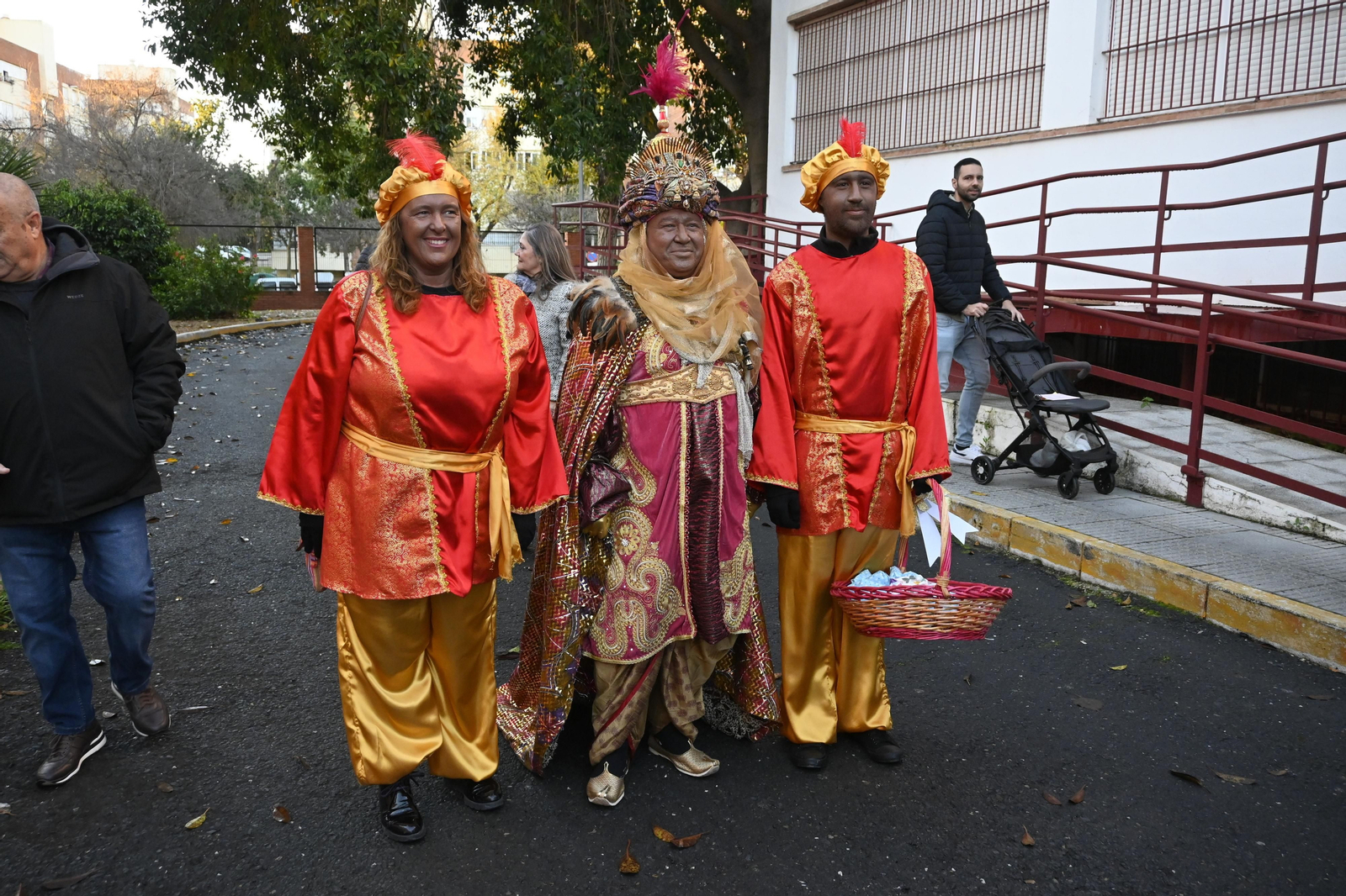 Visita de los Reyes Magos a los ancianos de los asilos de Huelva, en imágenes