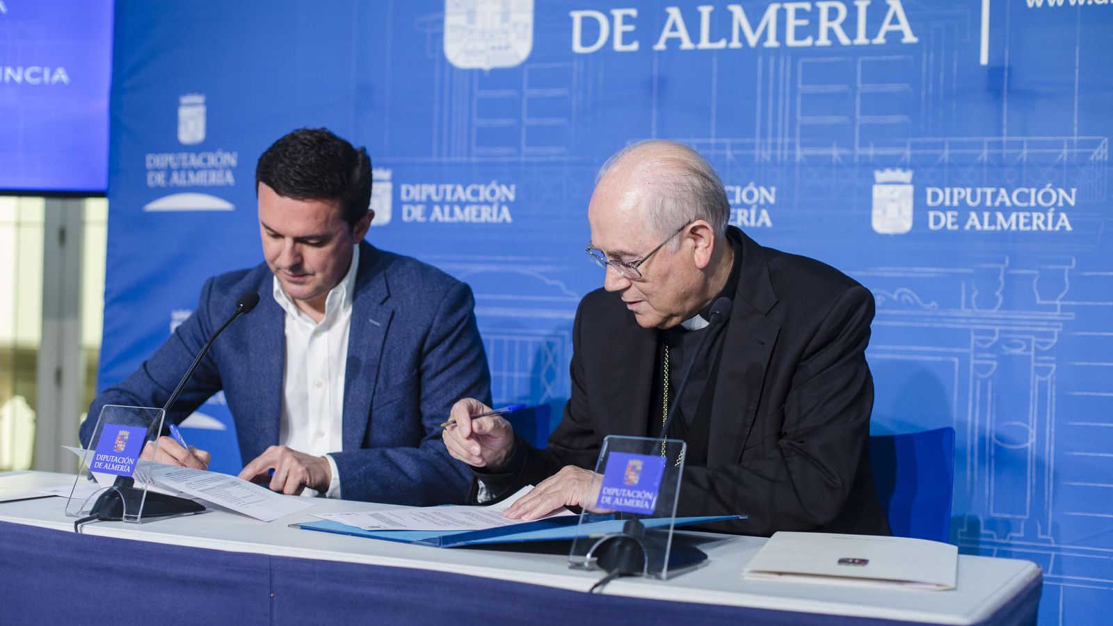 El presidente de la Diputación, Javier A. García, y el Obispo Adolfo González firmaron el acuerdo El presidente de la Diputación, Javier A. García, y el Obispo Adolfo González firmaron el acuerdo