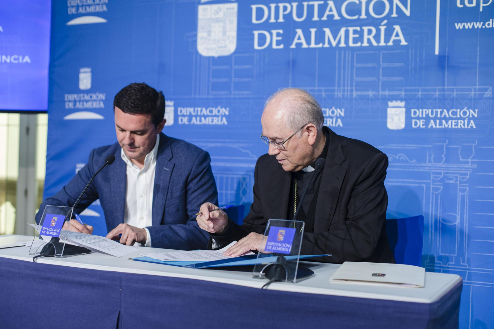 El presidente de la Diputación, Javier A. García, y el Obispo Adolfo González firmaron el acuerdo