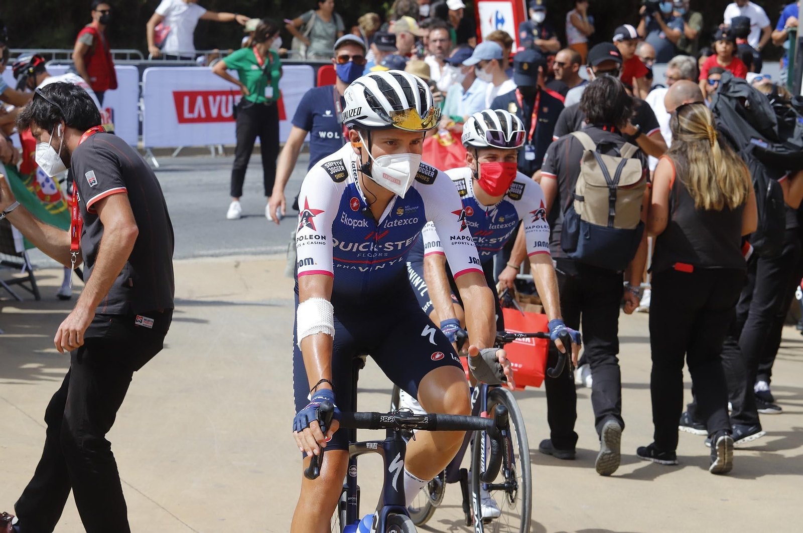 Imágenes de la Vuelta Ciclista a España en su salida desde Aracena en la 17ª etapa