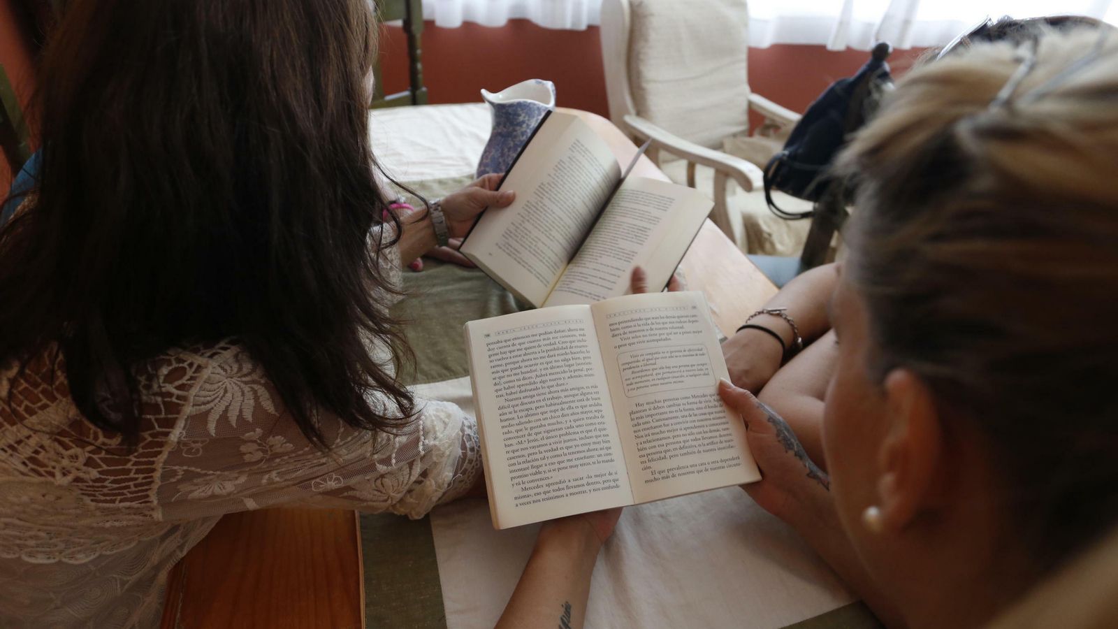 Durante el proceso descubren nuevas aficiones, como la lectura.