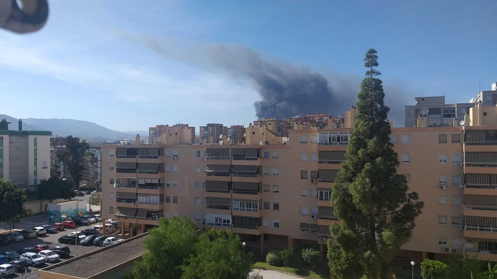 El incendio en el polígono Guadalhorce de Málaga, en fotos