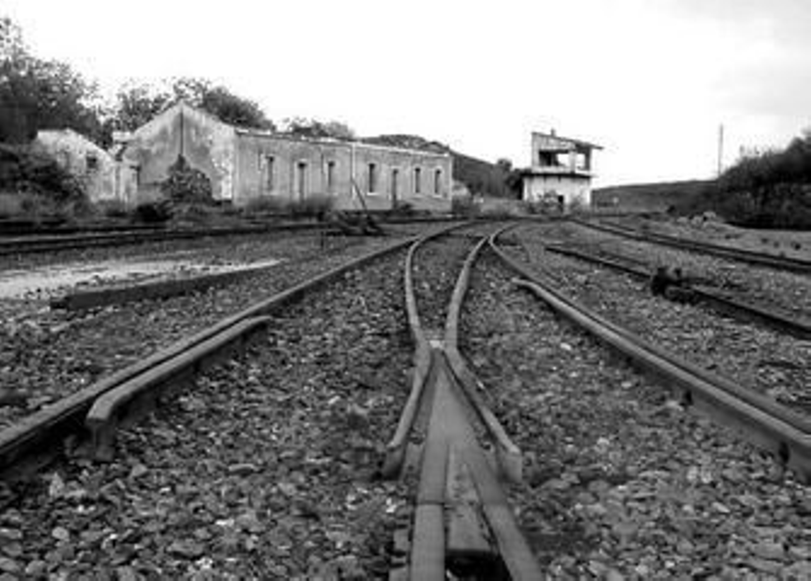 La línea férrea que unía Tharsis y Corrales presenta un estado de total abandono.