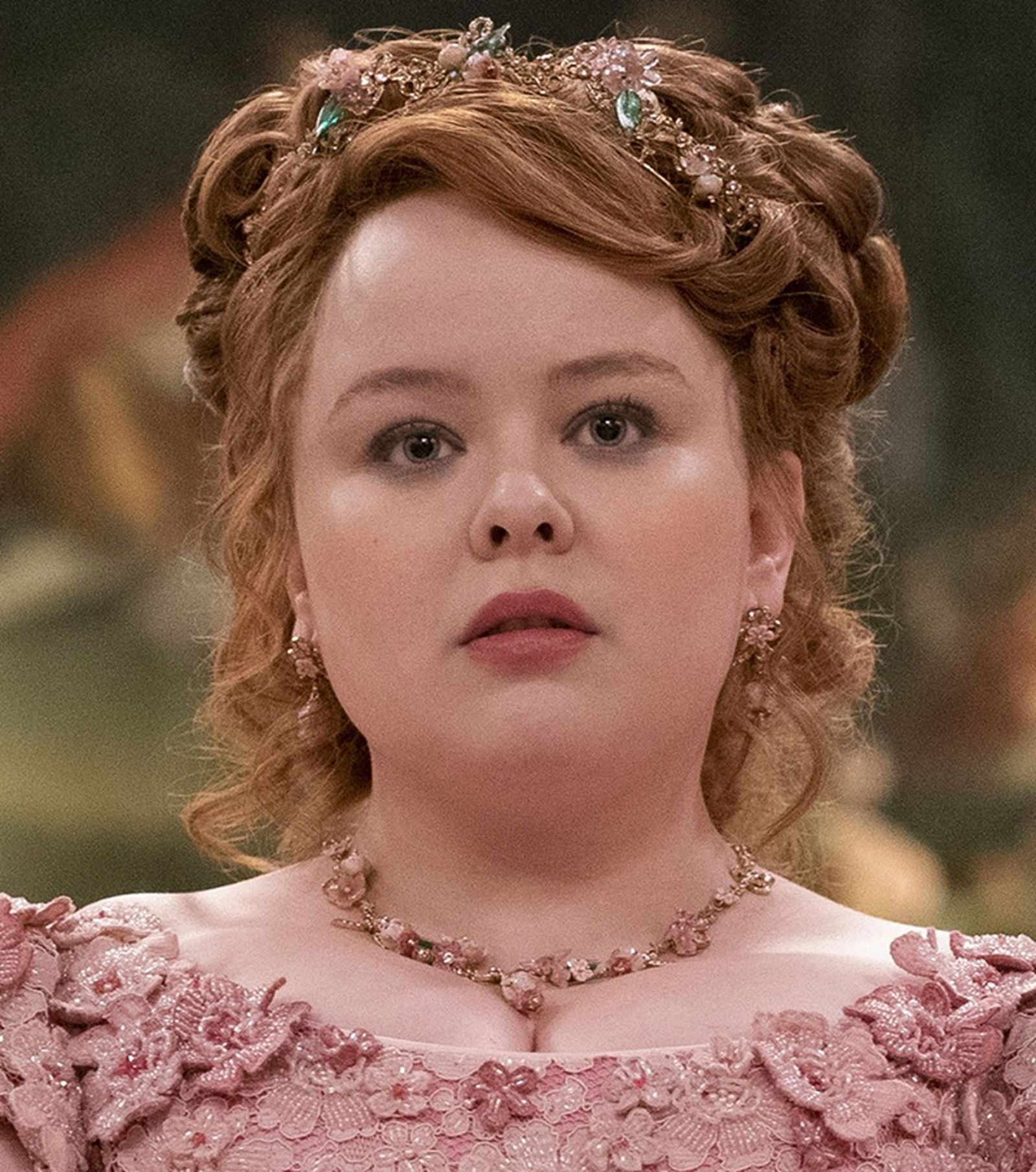 Unos peinecillos en un peinado informal no solo añaden elegancia, también aportan luminosidad al rostro.