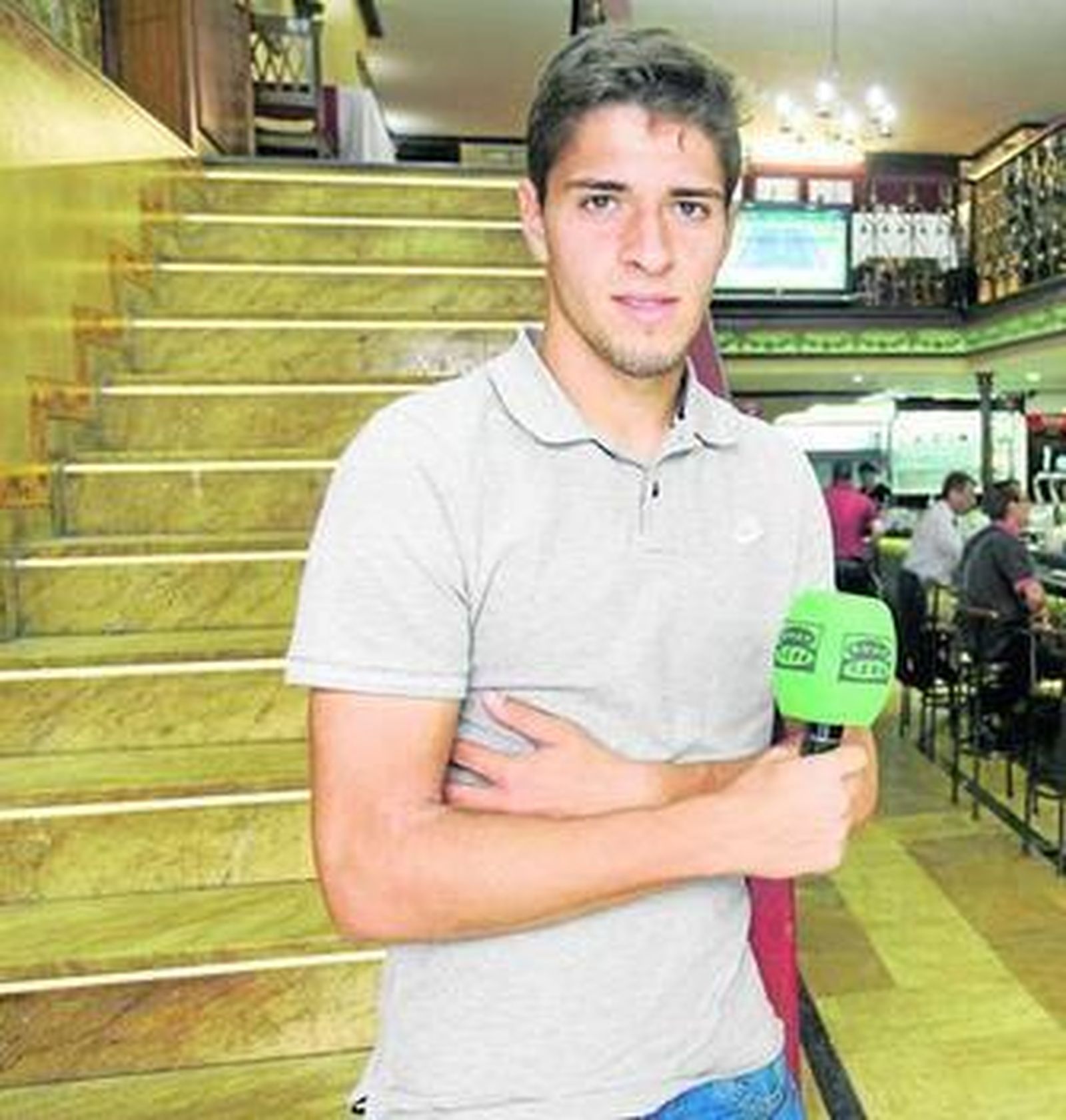 Antonio Marín, en las escaleras de La Tahona ayer en la tertulia de Onda Cero y Diario de Almería.