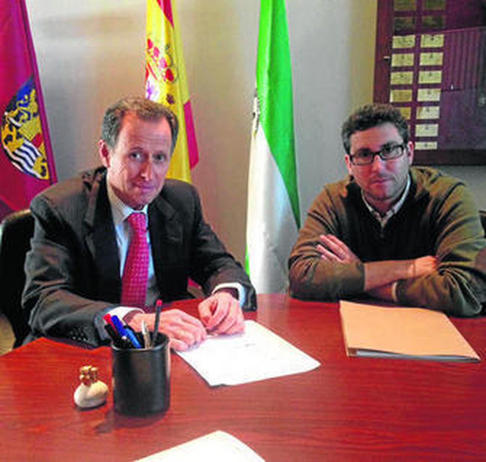 El gerente de la empresa bodeguera con el alcalde durante la recepción en el Ayuntamiento.