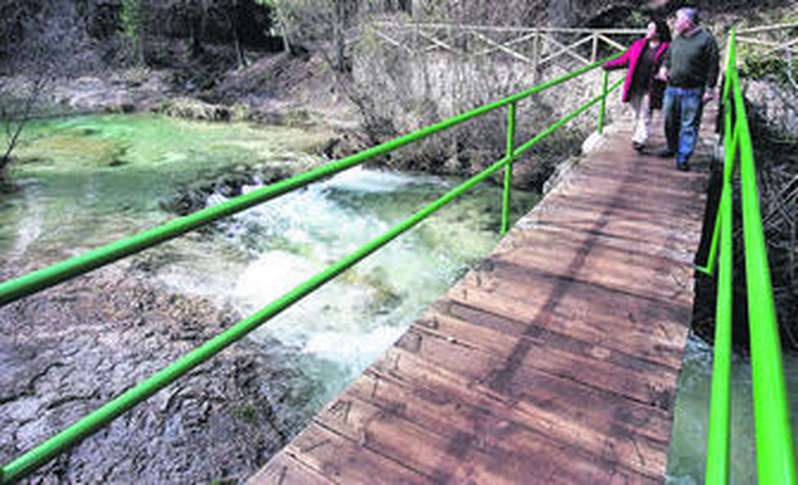Una pareja visita el nacimiento del río Guadalquivir en la Sierra de Cazorla.