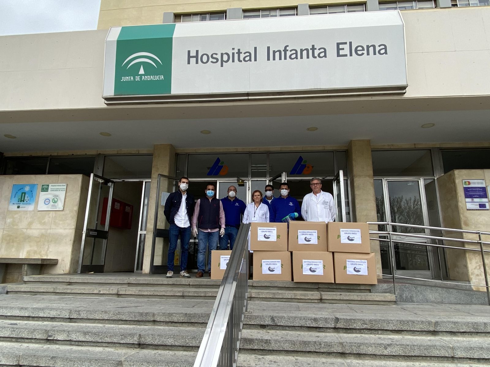 Snell entrega las máscaras de protección al Hospital Infanta Elena.