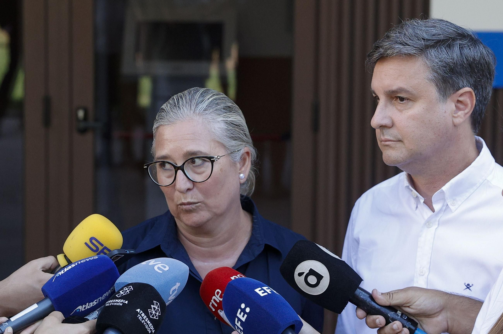 Los abogados de acusación, Mamen Peris y Eduardo Garcia Ontiveros, ante el Palacio de Justicia de Catarroja (Valencia).