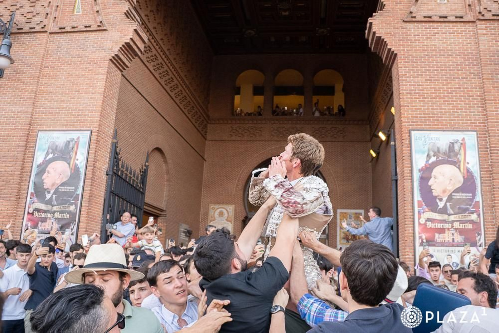 Borja Jiménez, por la puerta grande de Las Ventas en la corrida 'In memoriam' de 2025, dedicada a Victorino Martín.