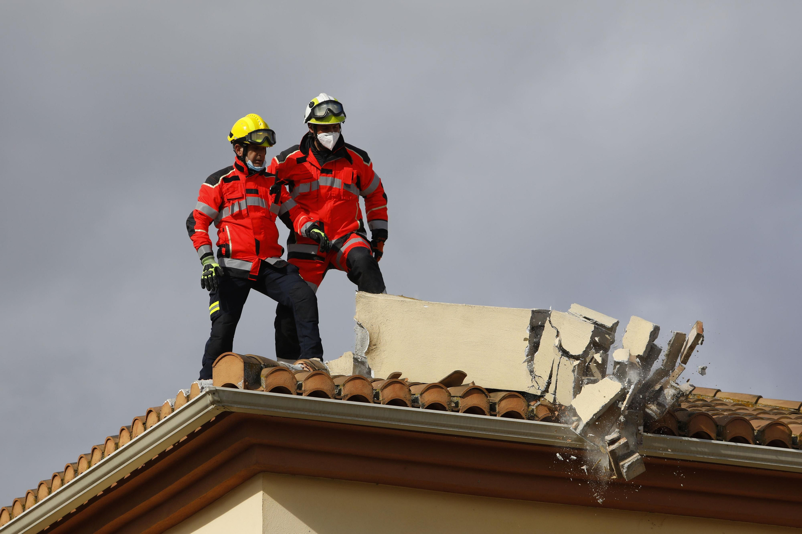 Bomberos tirando una chimenea en Atarfe