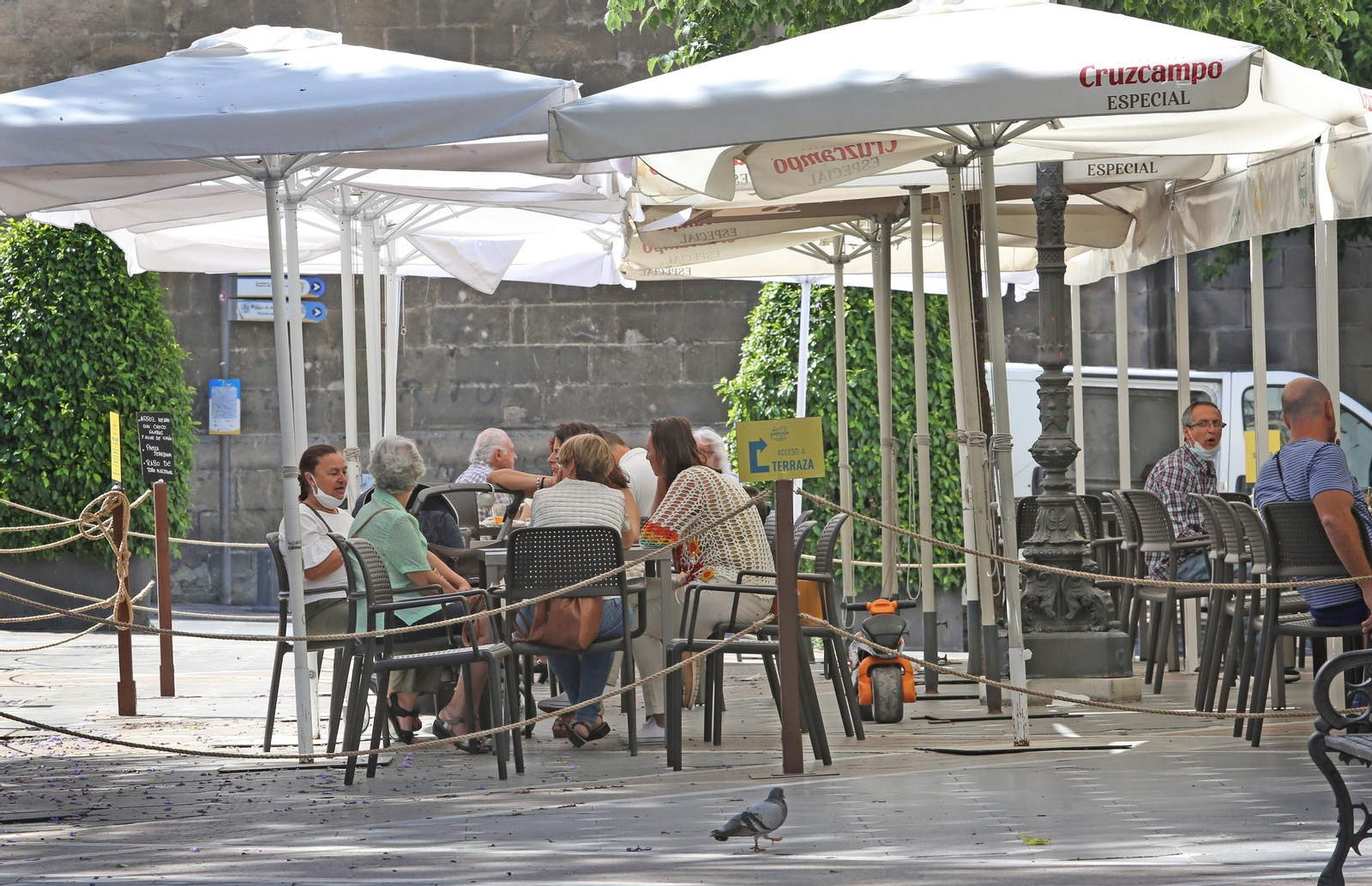 Clientes en la terraza de un bar del centro.