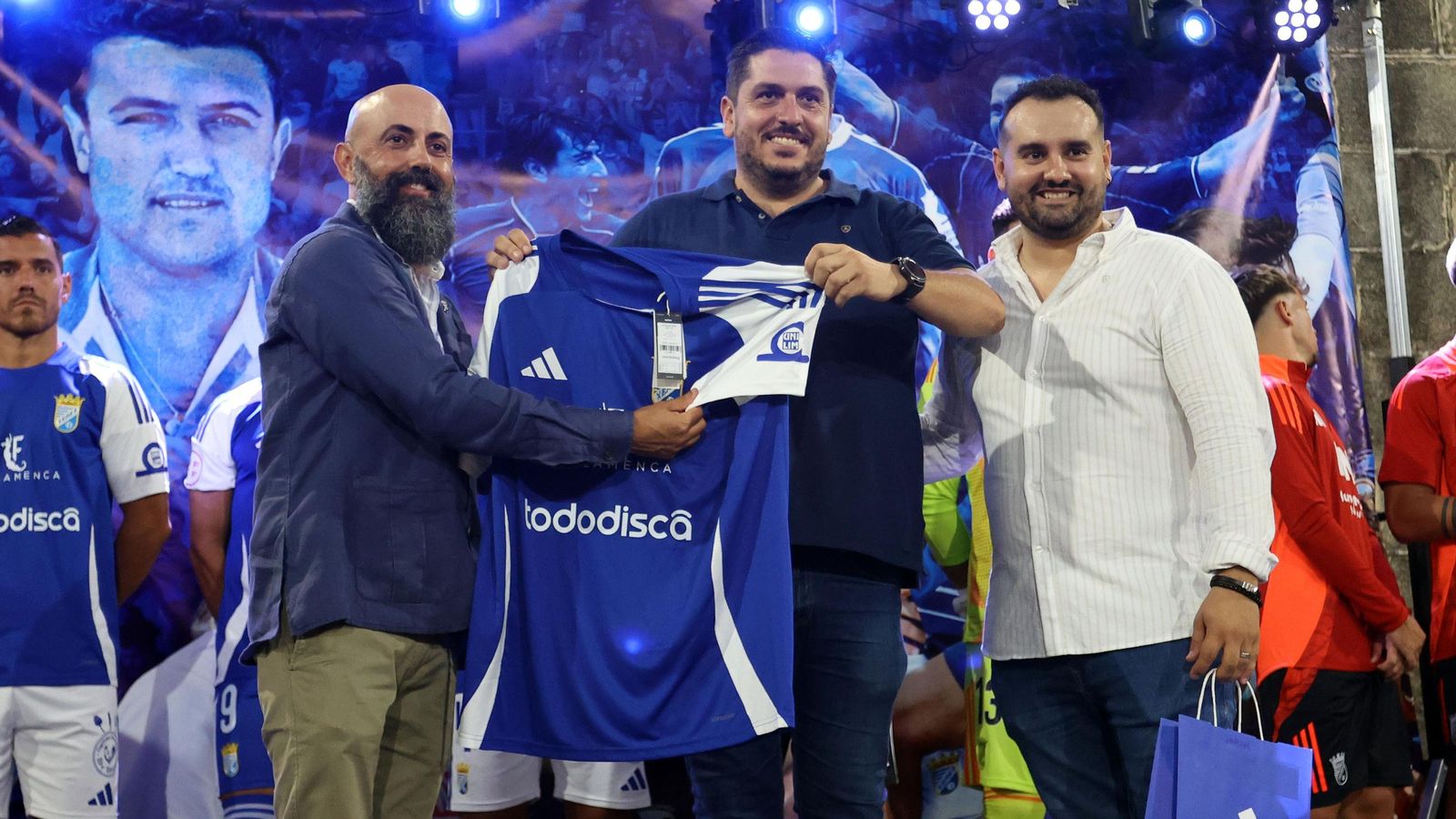 Imágenes de la presentación de las camisetas del Xerez CD