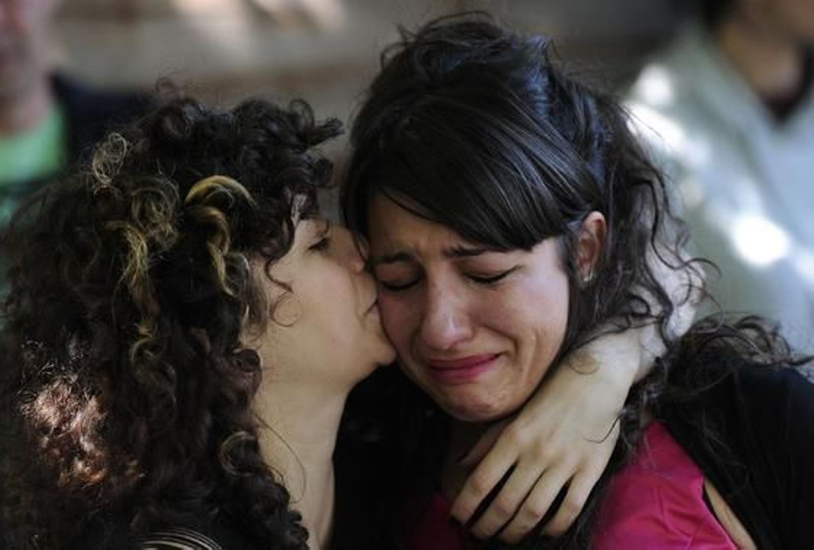 Numerosos fans y conocidos de la artistas, se han desplazado hasta su domicilio para mostrar su dolor. 

Foto: AFP