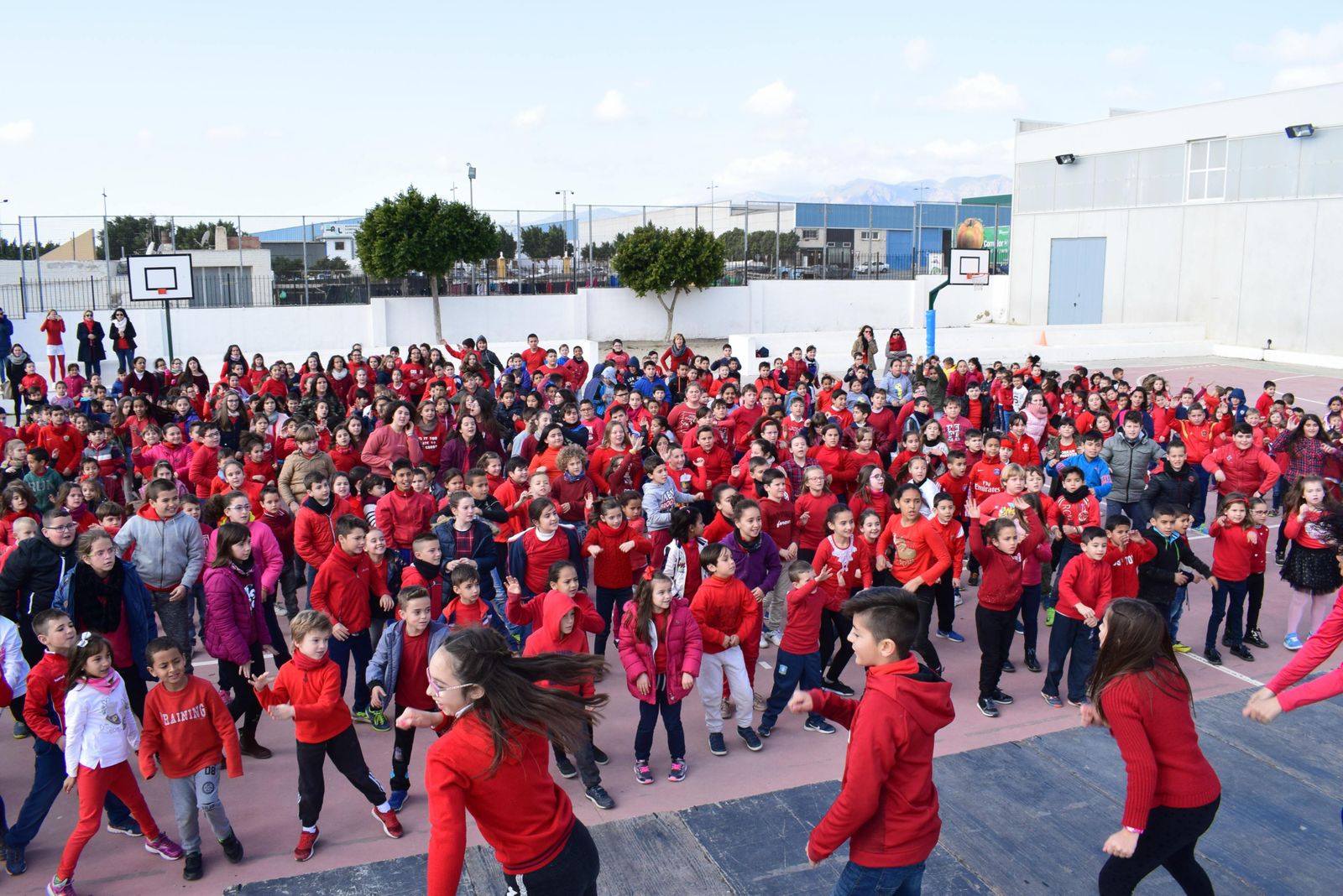 Alumnos durante una exhibición de baile.