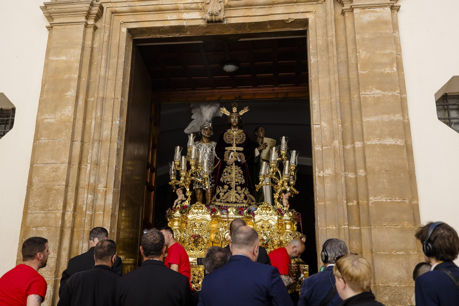 Imágenes de la salida de Sentencia en la Semana Santa de Cádiz 2025