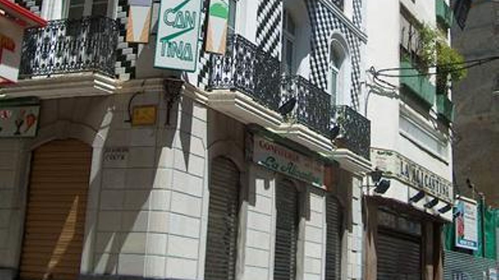 La confitería - heladería La Alicantina, acreditado establecimiento que es un ejemplo de supervivencia.