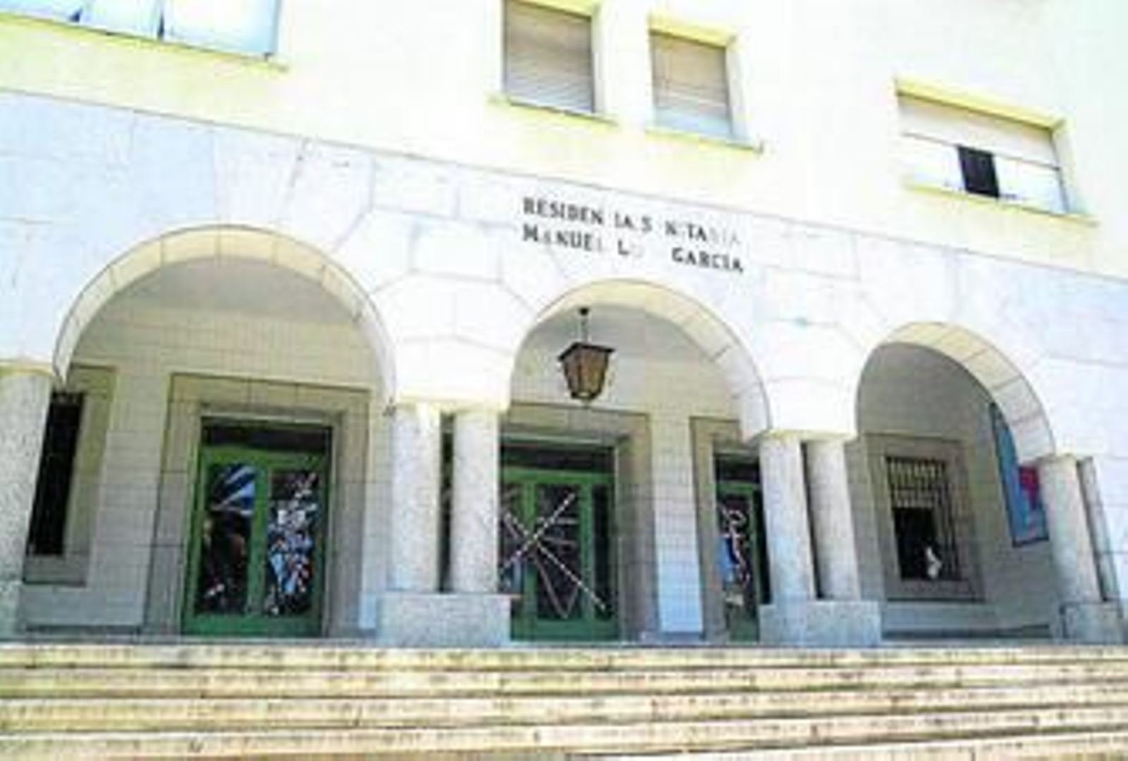 Fachada principal del hospital Manuel Lois de Huelva, cuando todavía no había sido derribado.