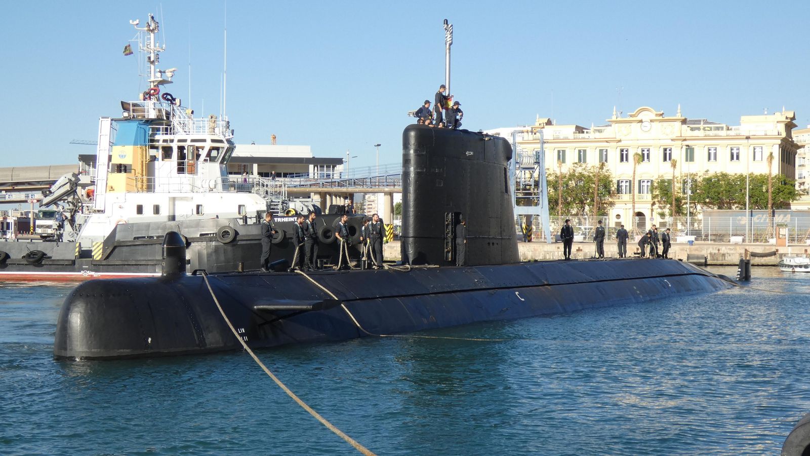 Maniobras del 'Tramontana' S-74 para atracar en el puerto de Málaga.