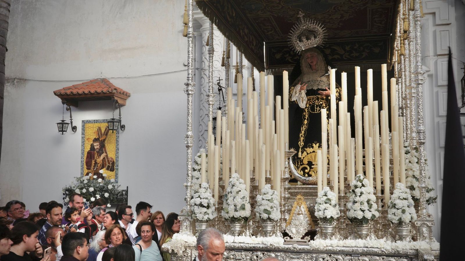 El palio de María Santísima del Rosario, atravesando la angosta puerta de la capilla.