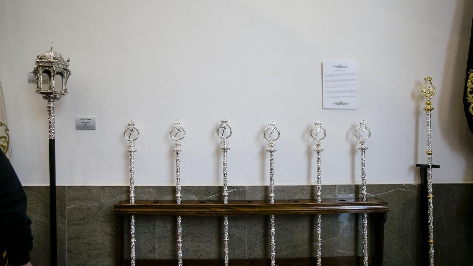 Las nuevas varas del Caído, en la exposición de su capilla.