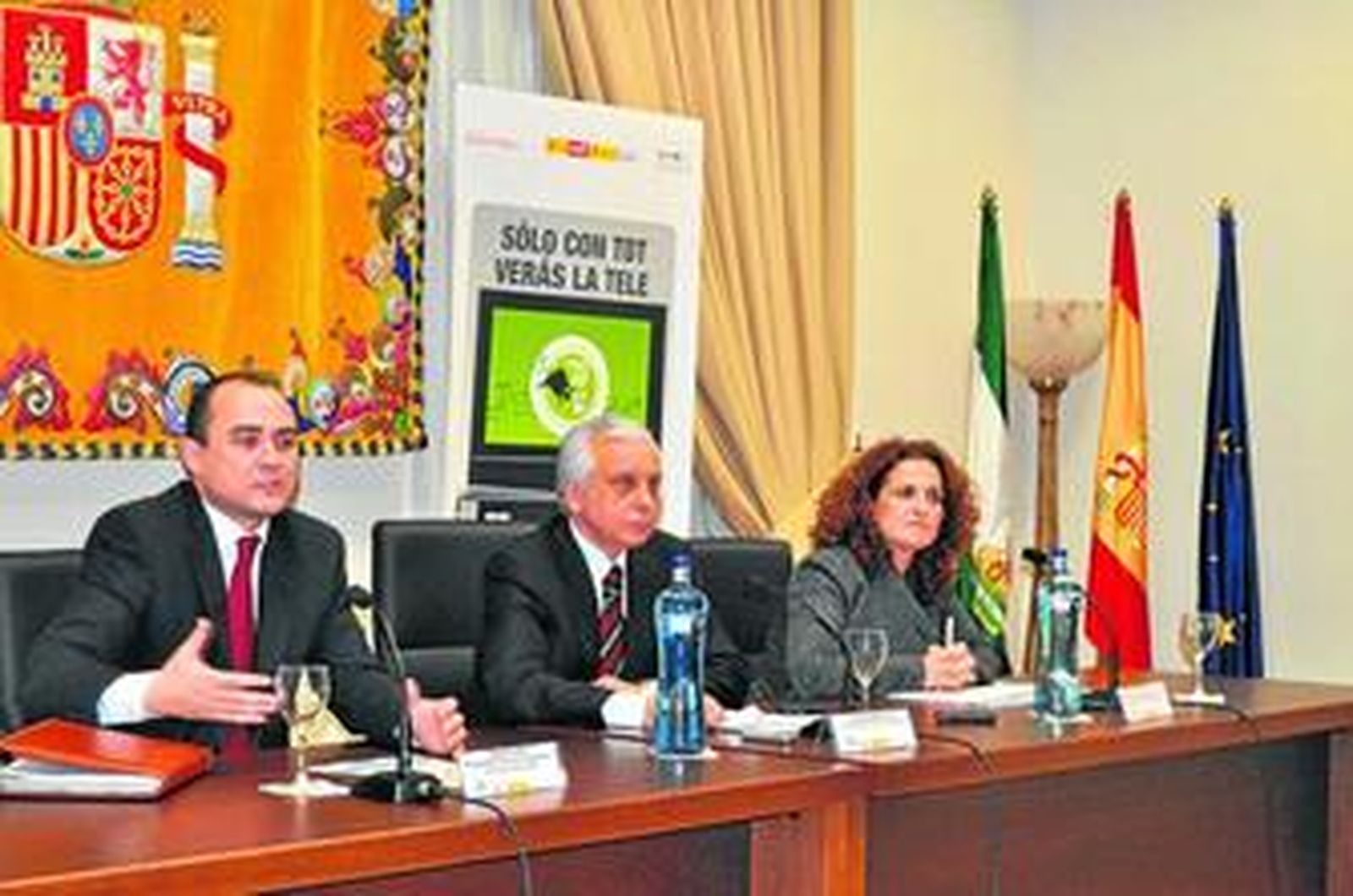 León, López Luna y Serrano, ayer, en la Subdelegación.