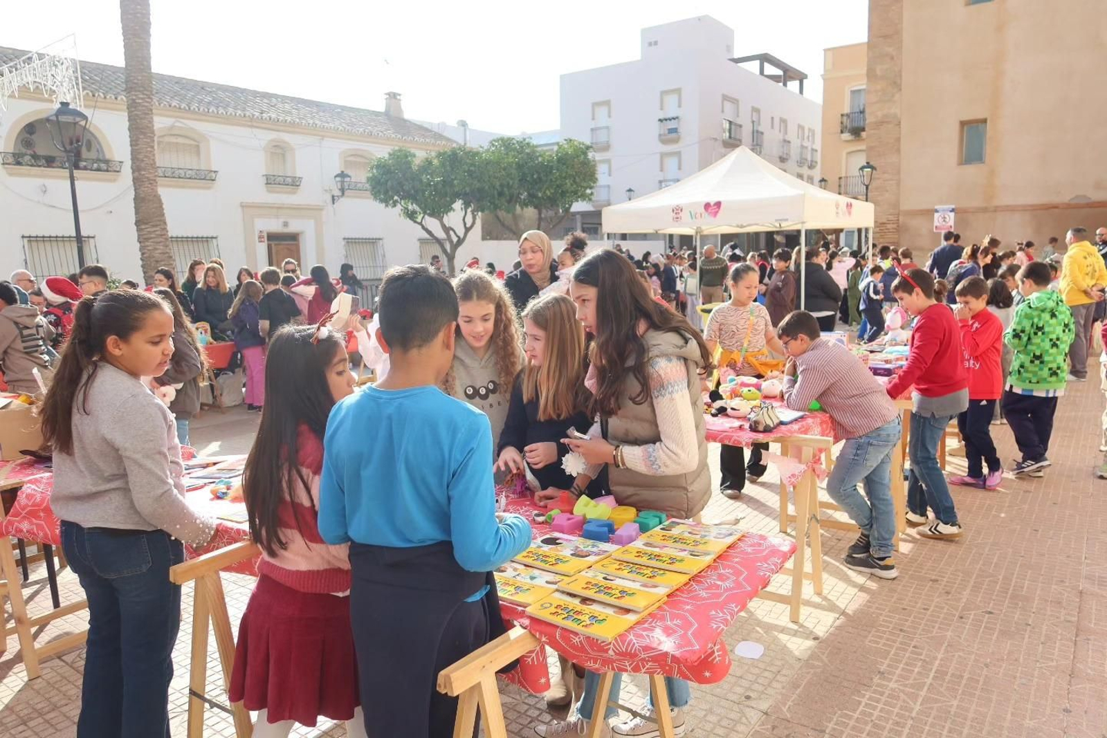 El IV Mercadillo Navideño de Vera se llenó de escolares y vecinos por una causa solidaria.