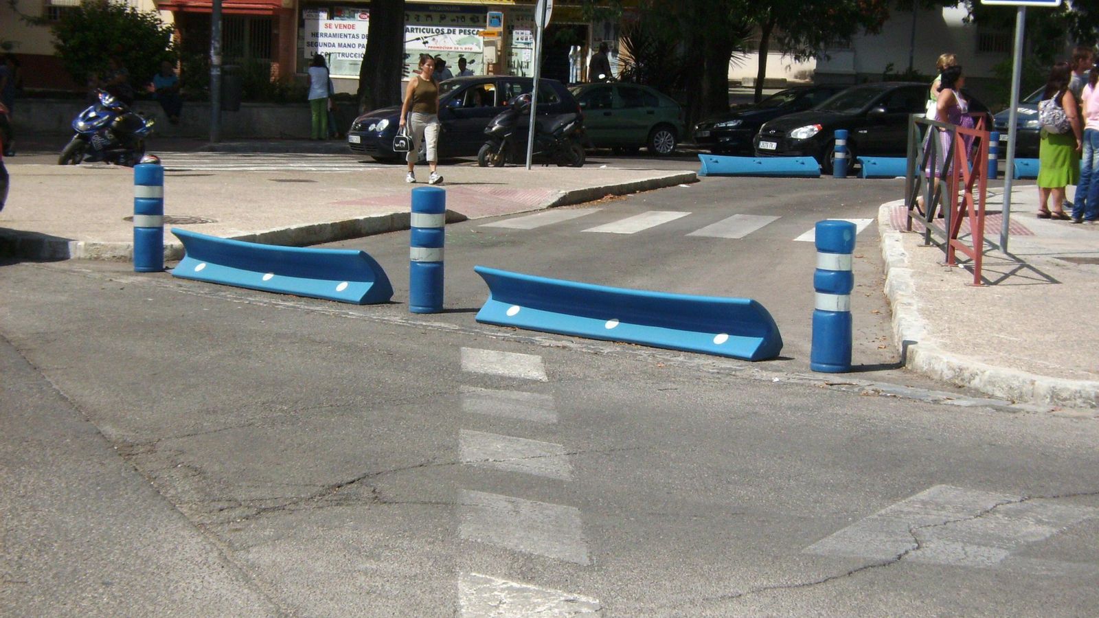 Separadores tipo 'aleta de tiburón' con balizas en Jerez.