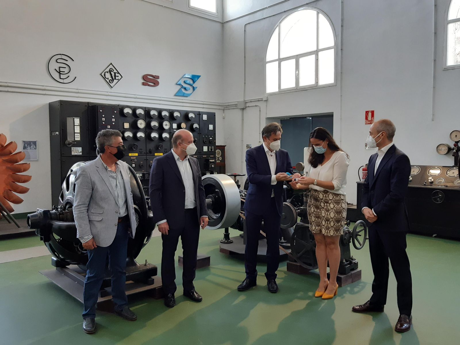 Responsables de la Fundación Endesa y la alcaldesa en las instalaciones.