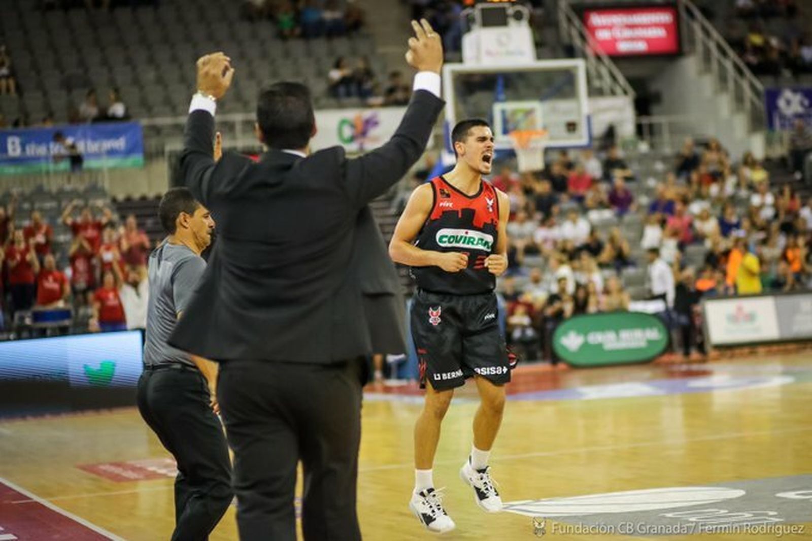 Carlos Corts y Pablo Pin festejan una acción del partido