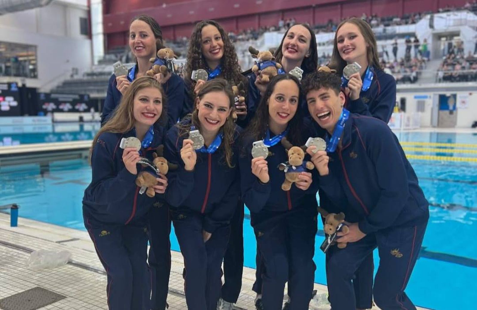 Marina García Polo junto a sus compañeros celebran la medalla de plata