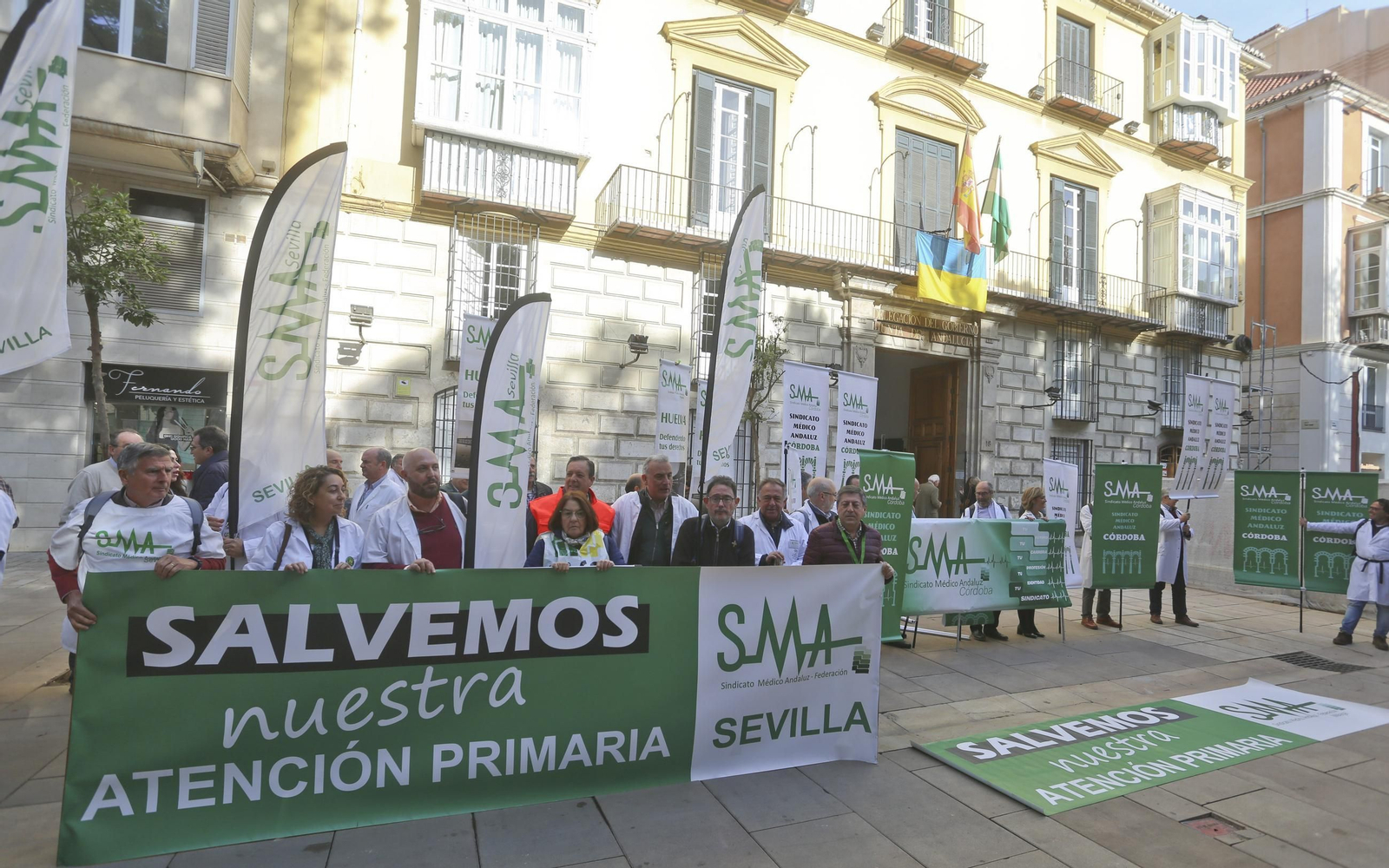 Una protesta autonómica del Sindicato Médico ante la Delegación de la Junta en Málaga, en la Alameda Principal, por mejoras en la Atención Primaria.