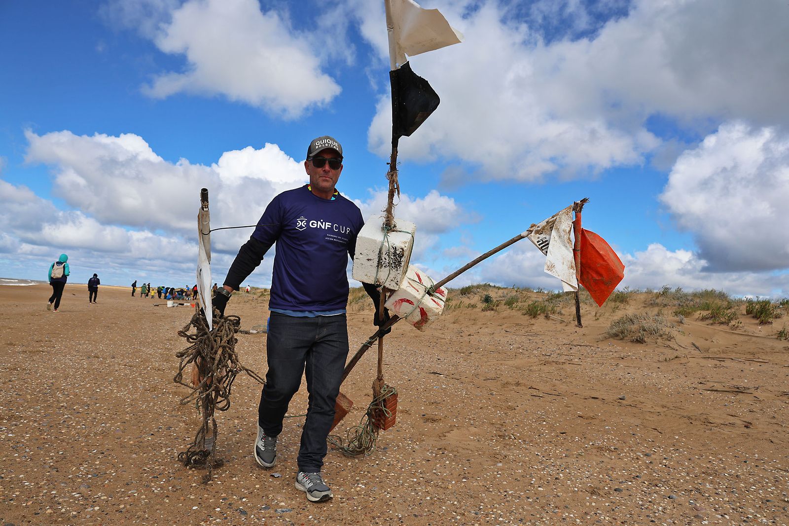 Imágenes de la Acción medioambiental de limpieza en la playa del Espigón, organizada por Gañafote Cup