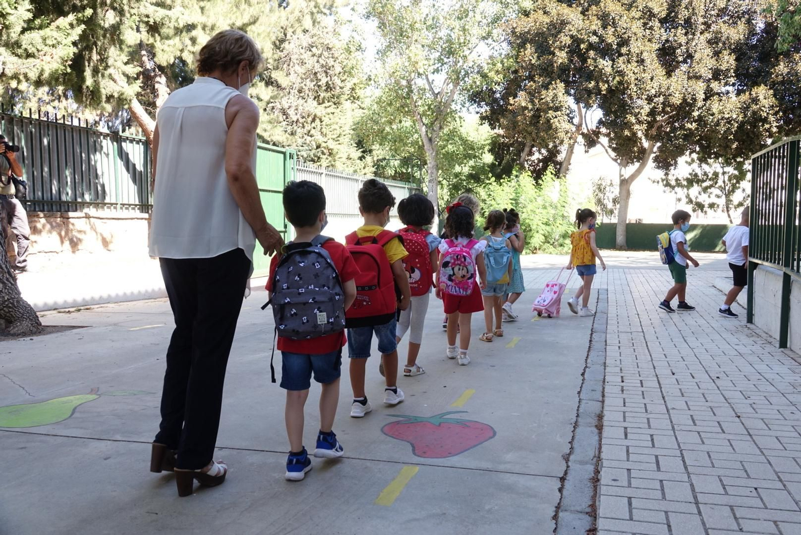 Escolares entrando al CEIP Ciudad de Popayán el primer día de clase.