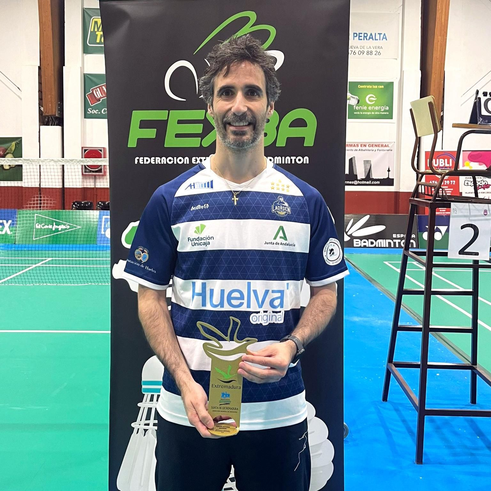 Pablo Abián posa con su trofeo tras el máster Absoluto de Villanueva de la Vera.