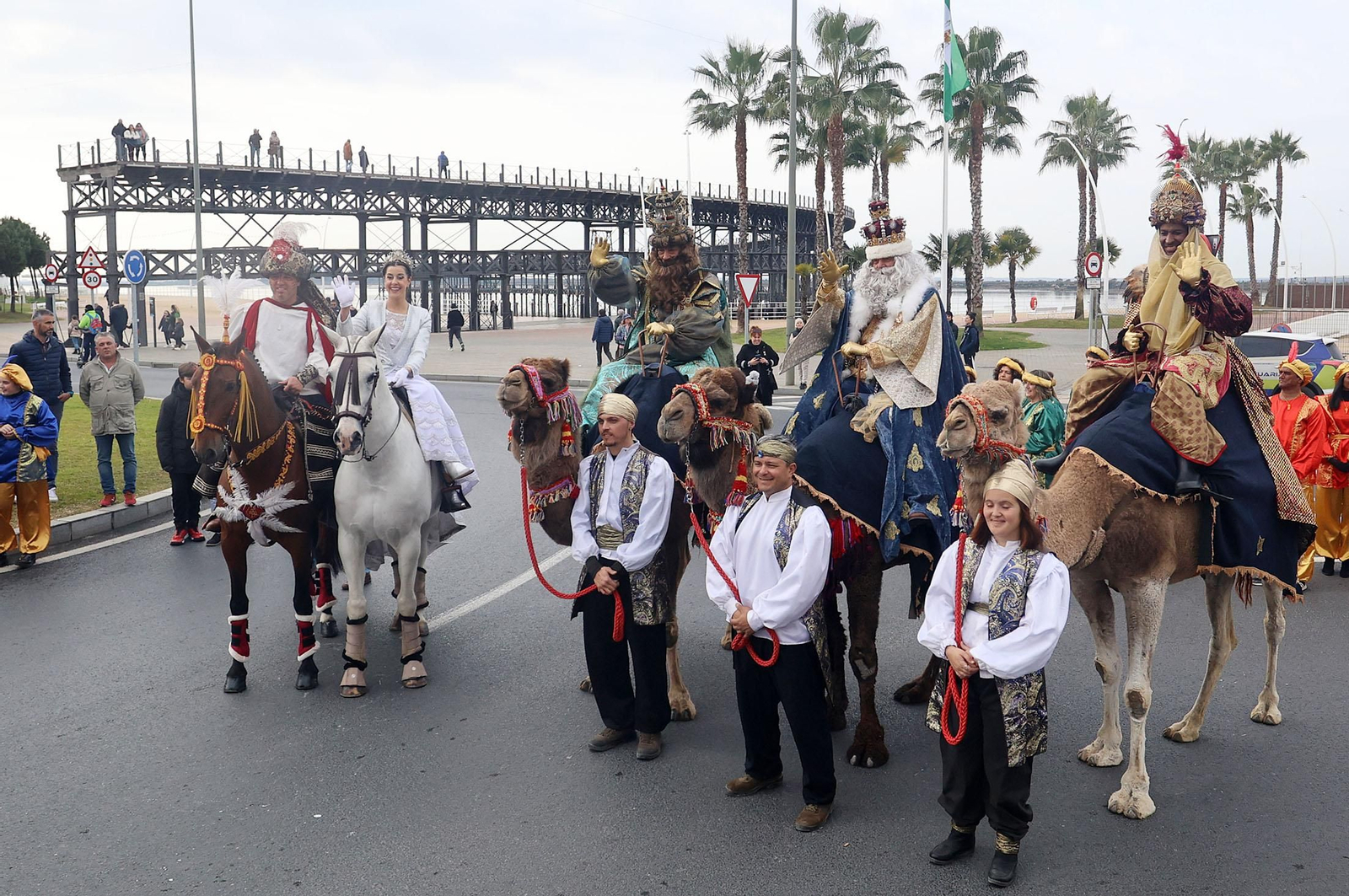 Imágenes del recorrido en camello de los Reyes Magos acompañados de la Estrella de la Ilusión y del Heraldo Real