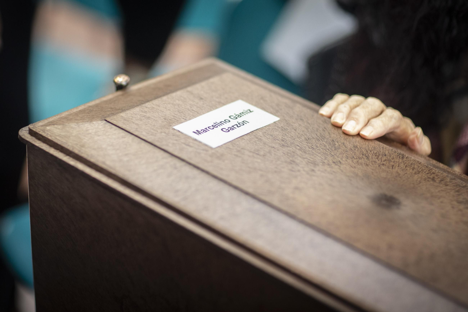 Las mejores imágenes de la entrega de los restos de víctimas del franquismo a sus familiares en Víznar