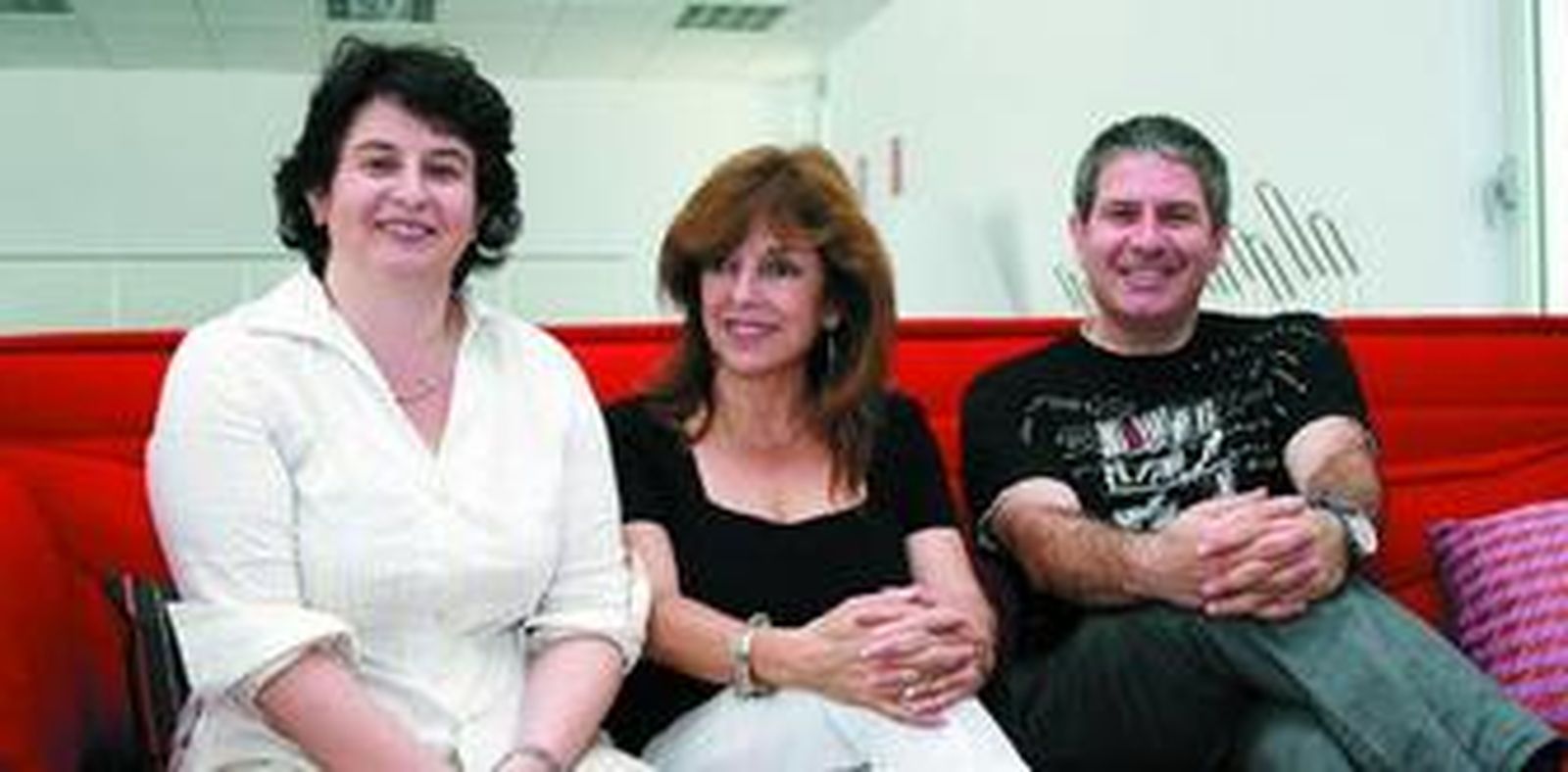 La directora del seminario, Izaskun Álvarez y dos de los ponentes,  Ana Ribeiro y Manuel Chust.