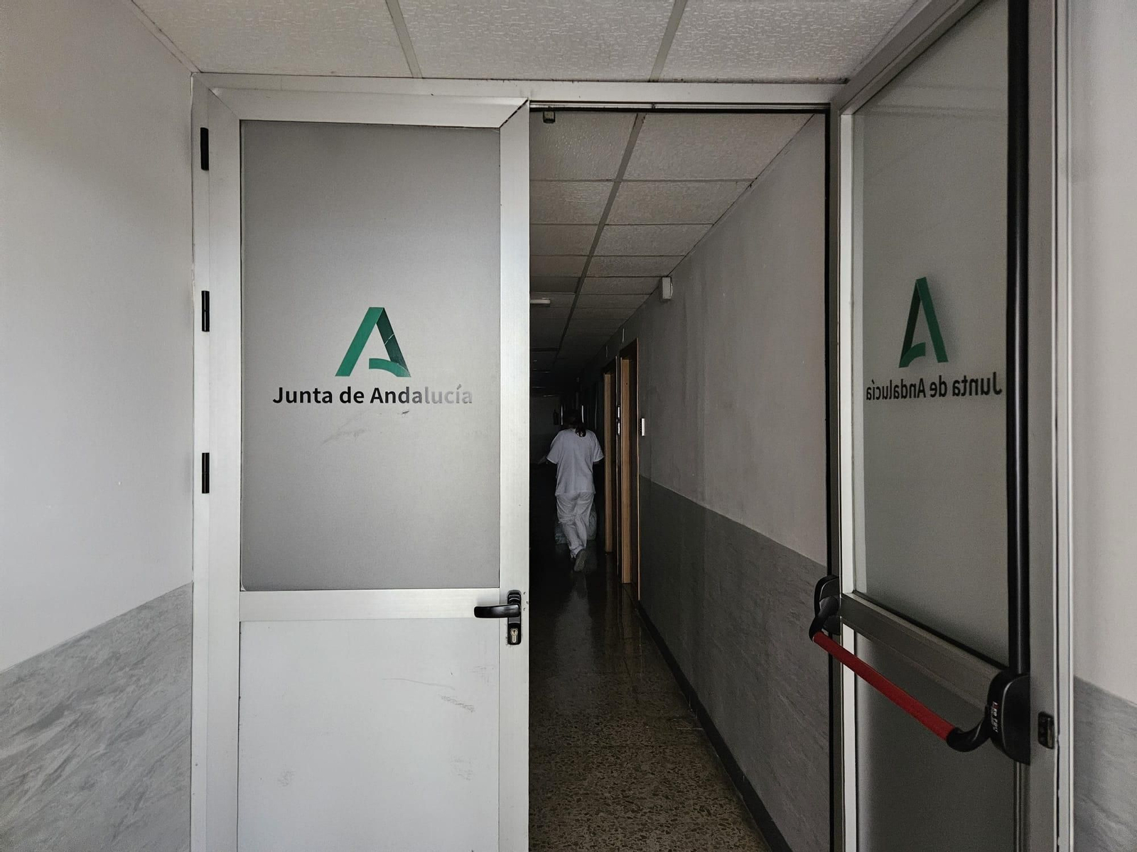 Un pasillo del hospital Punta Europa, en la mañana de este jueves. Un pasillo del hospital Punta Europa, en la mañana de este jueves.