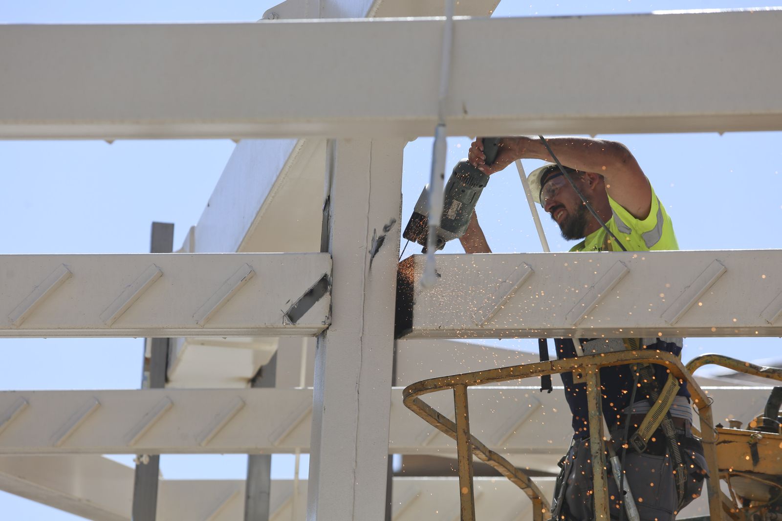 La retirada de la polémica pérgola de Santo Domingo, en fotos