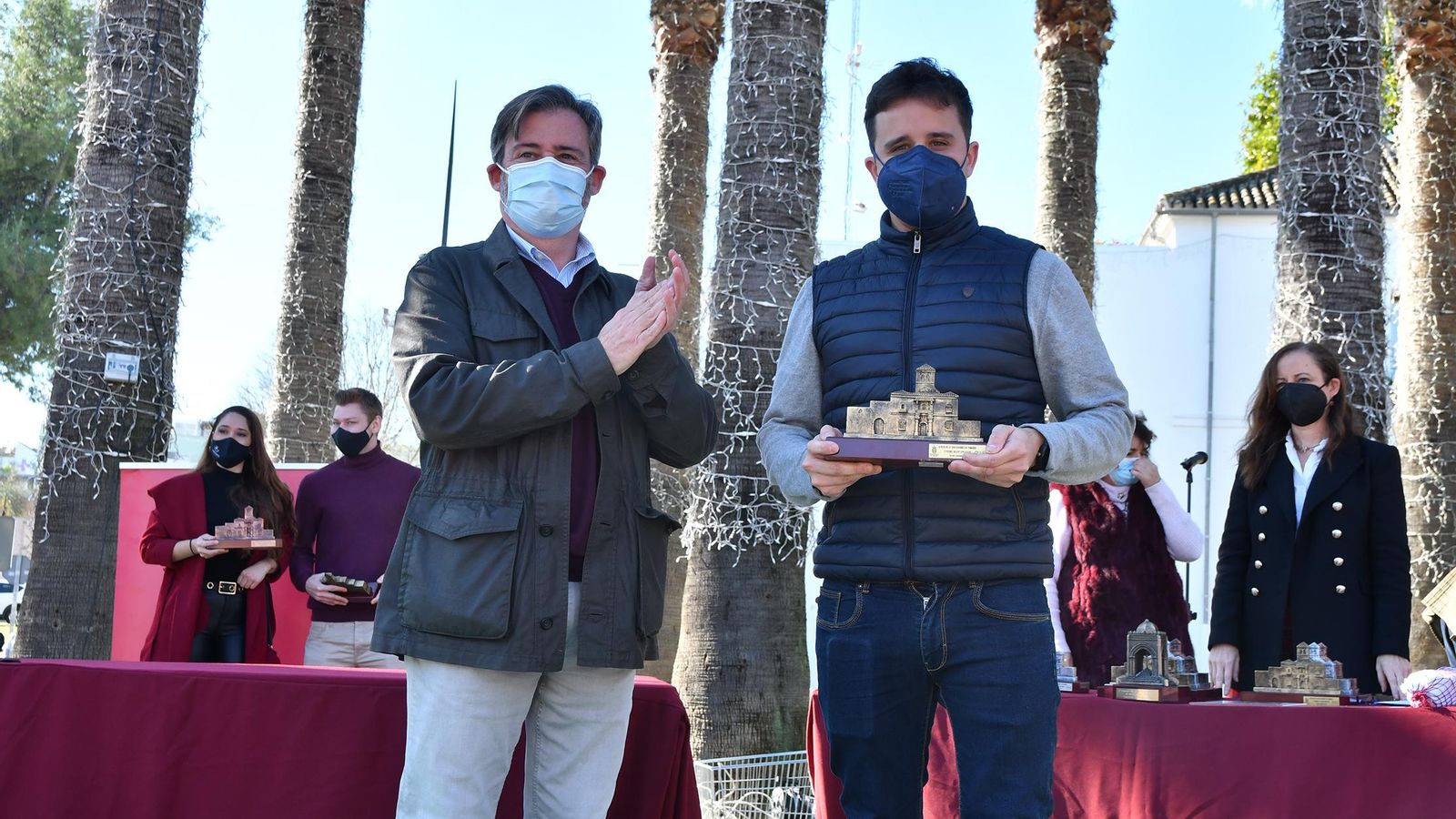 El concejal de Desarrollo Económico del Ayuntamiento de Tomares, Eloy Carmona, entregando al Restaurante Casa Alta, el Premio a la Mejor Tapa de Autor de la IX Ruta de la Tapa Tomares Gourmet 2021 por su 'Mollete de carrillera'.