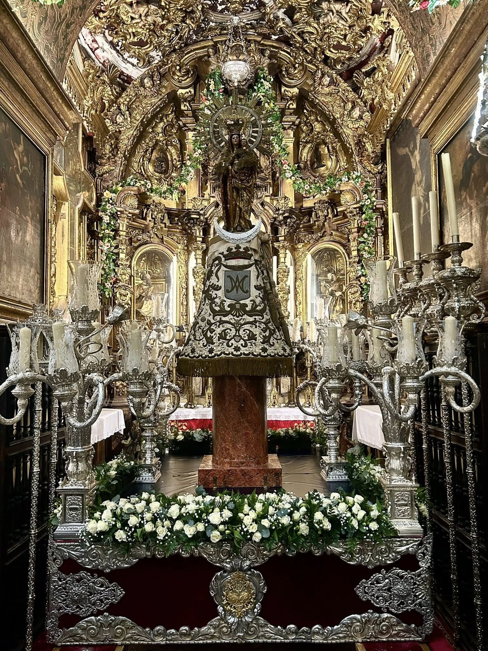La Virgen del Pilar, dispuesta en el paso en el que saldrá este viernes 2 de enero.