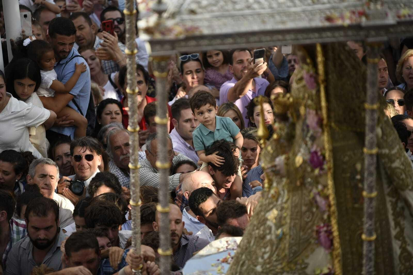 La Virgen del Rocío regresa a la iglesia tras 13 horas de procesión, en imágenes