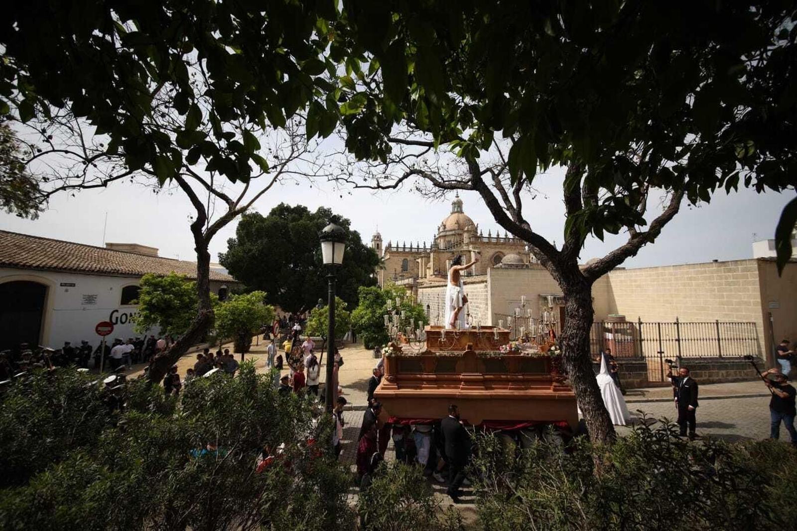 Las imágenes de la salida procesional de la hermandad del Resucitado.