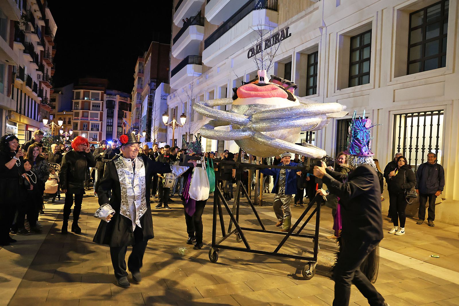 Imágenes del entierro del choco por las calles de Huelva