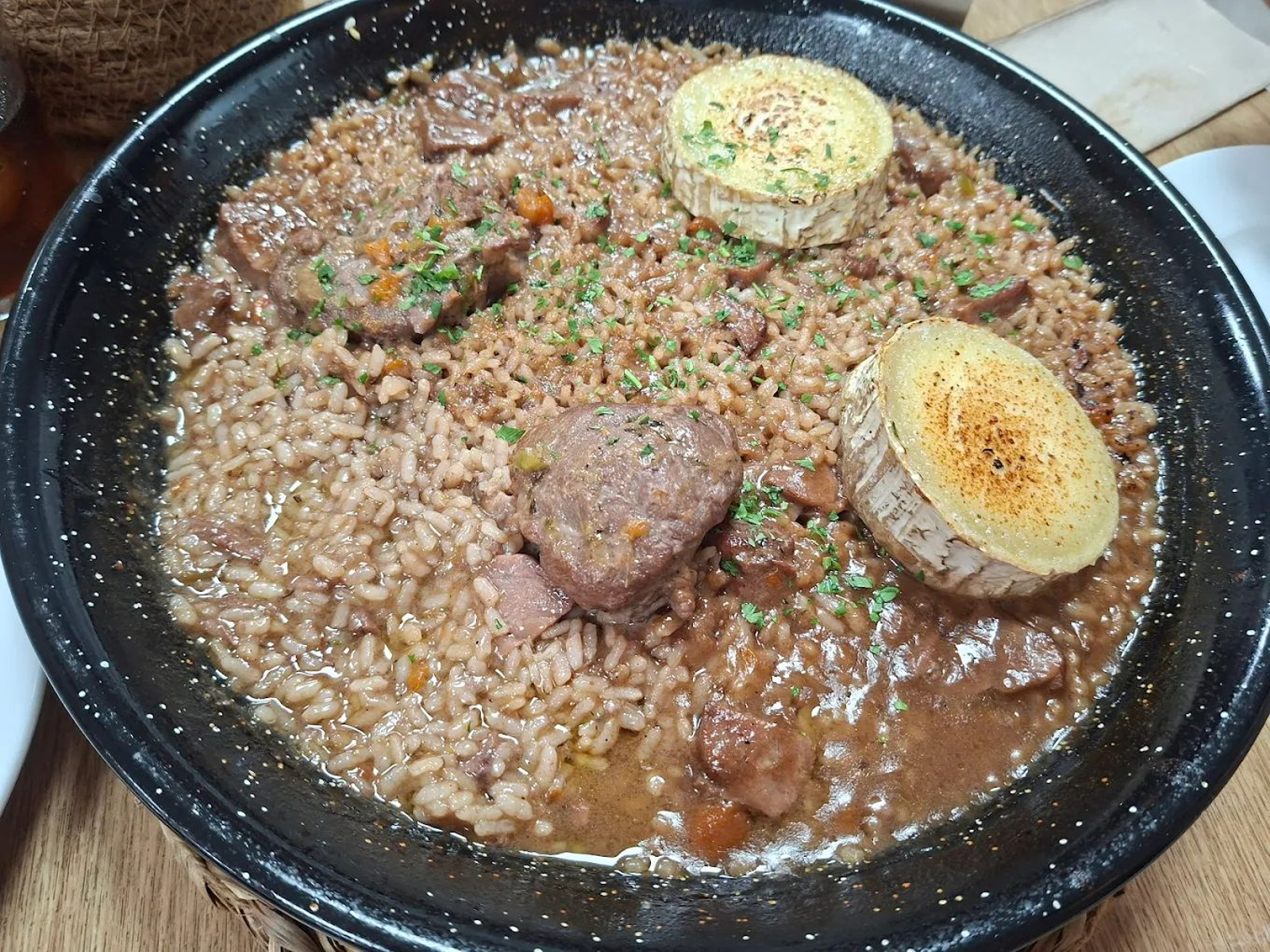 Arroz de carrillada con queso de cabra.