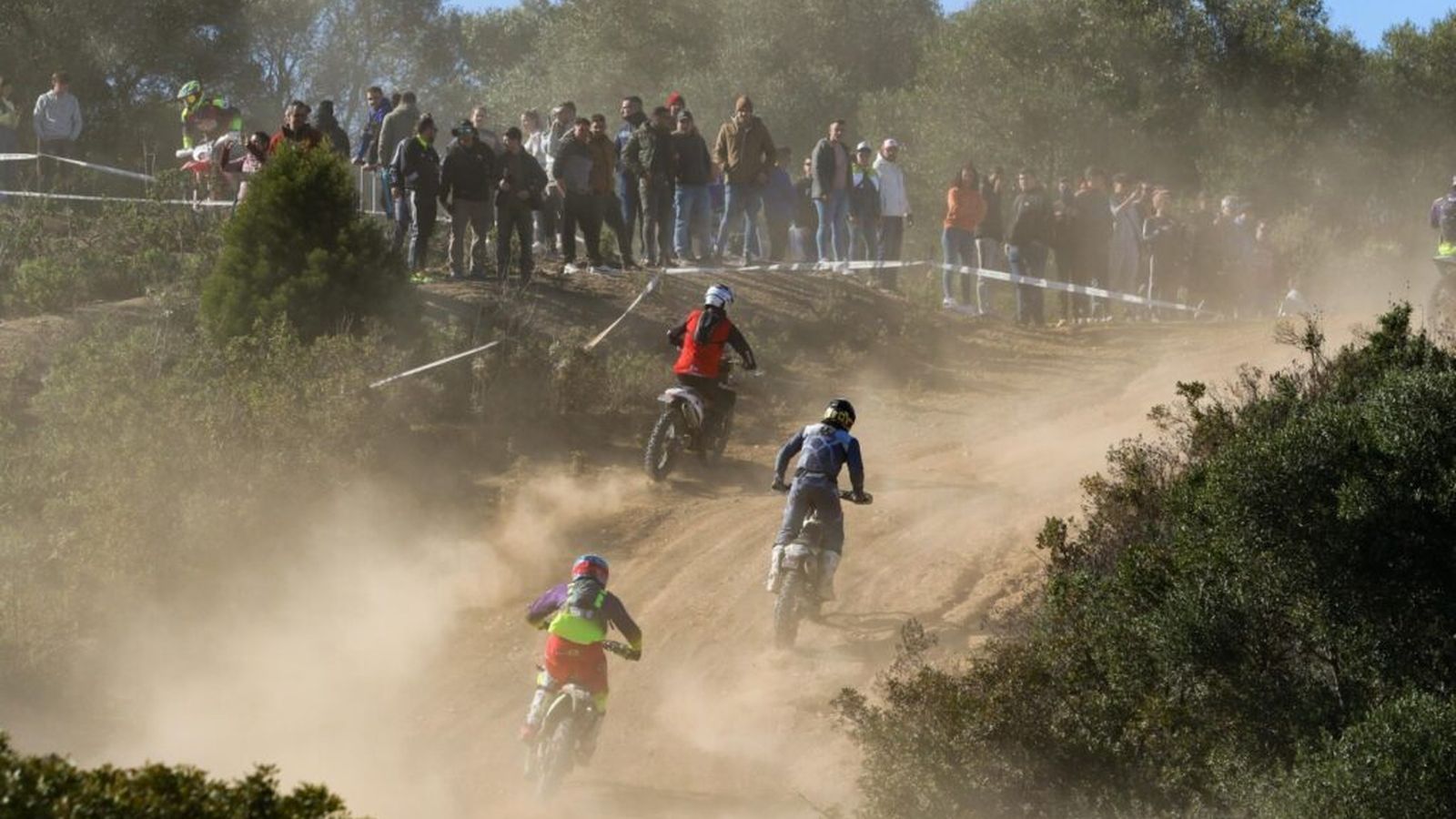 Los pilotos remontan una de las pendientes del recorrido.