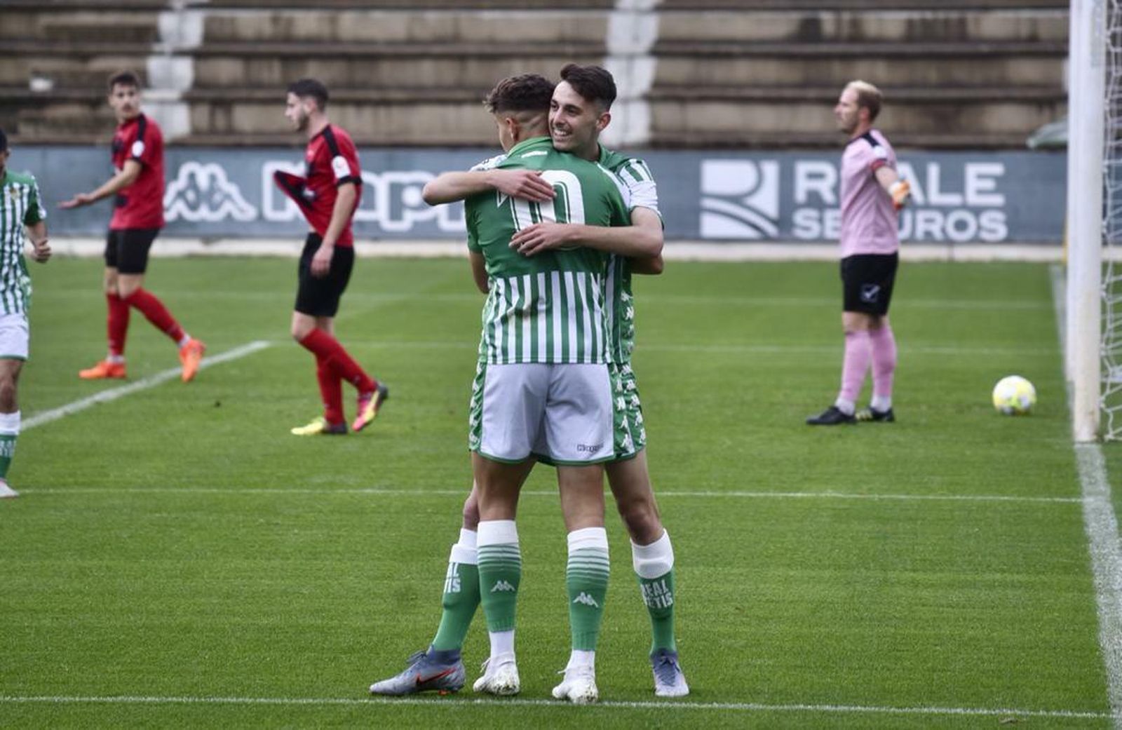 Raúl celebra un gol junto a su compañero Mizzian.