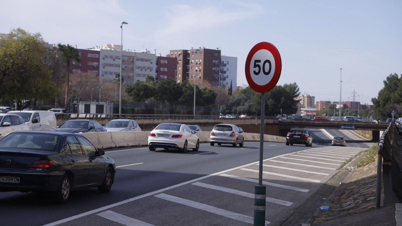 Bloques de viviendas en el entorno de la Ronda Urbana Norte, con limitación de velocidad a 50 km/h.