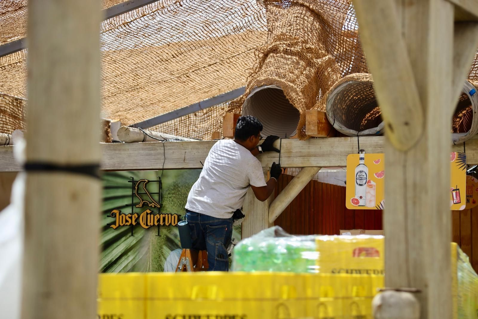 Los últimos preparativos para la Feria de Málaga, en imágenes.
